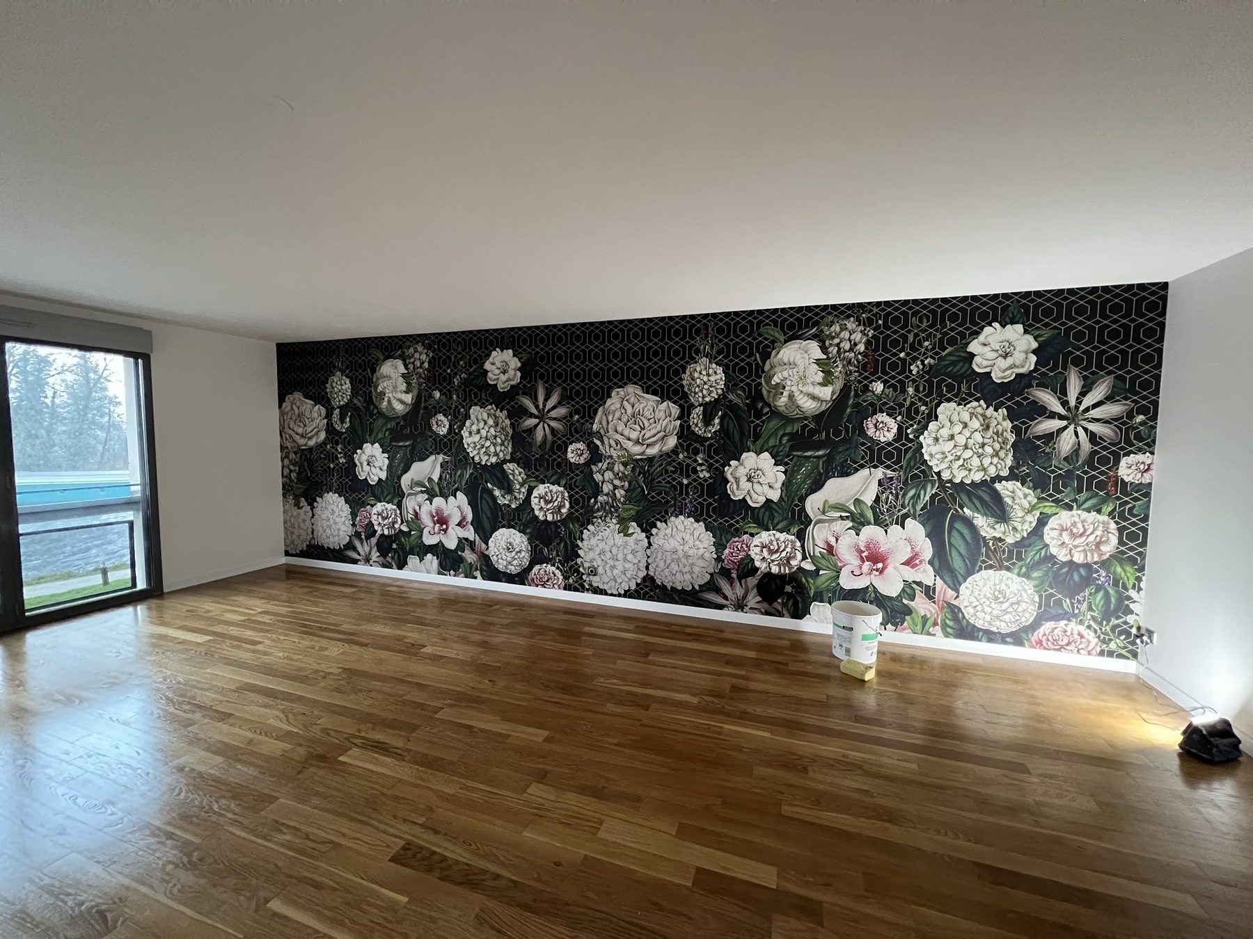 Fresque fleurie sur tout un mur, parquet