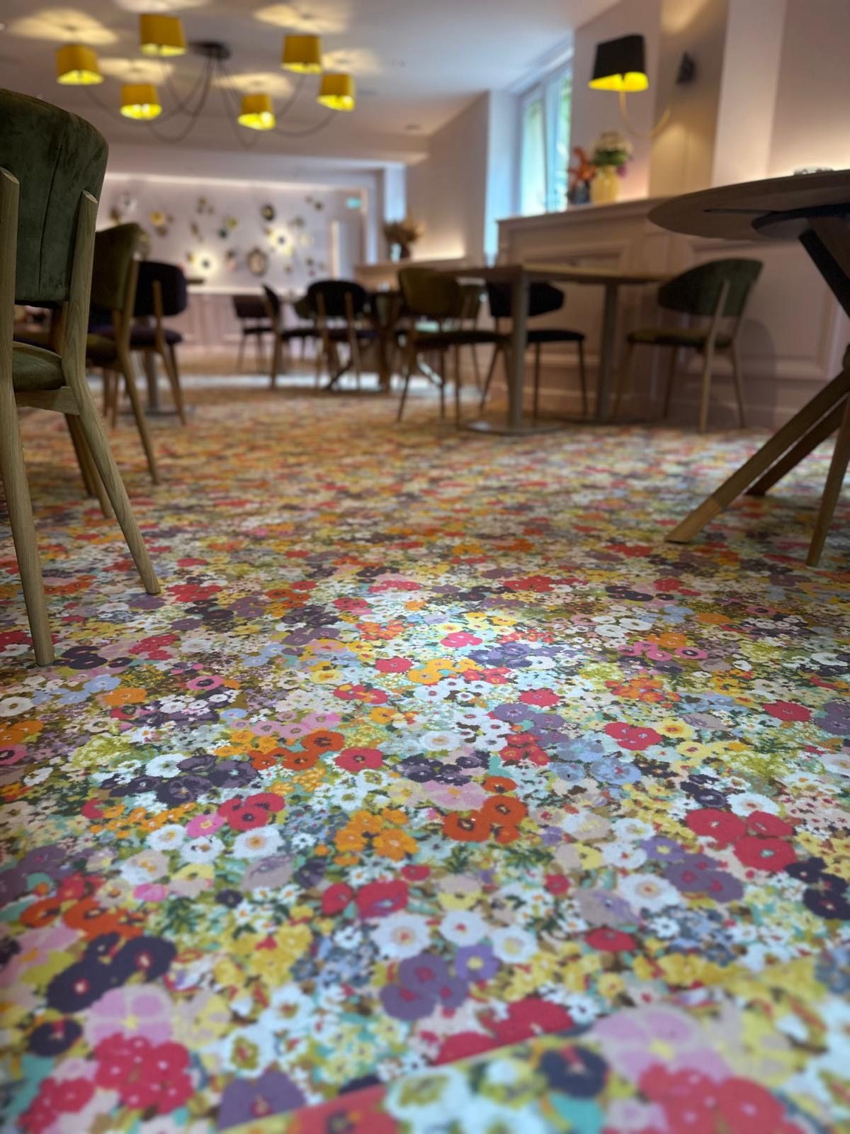 Moquette fleurie dans une salle de restaurant