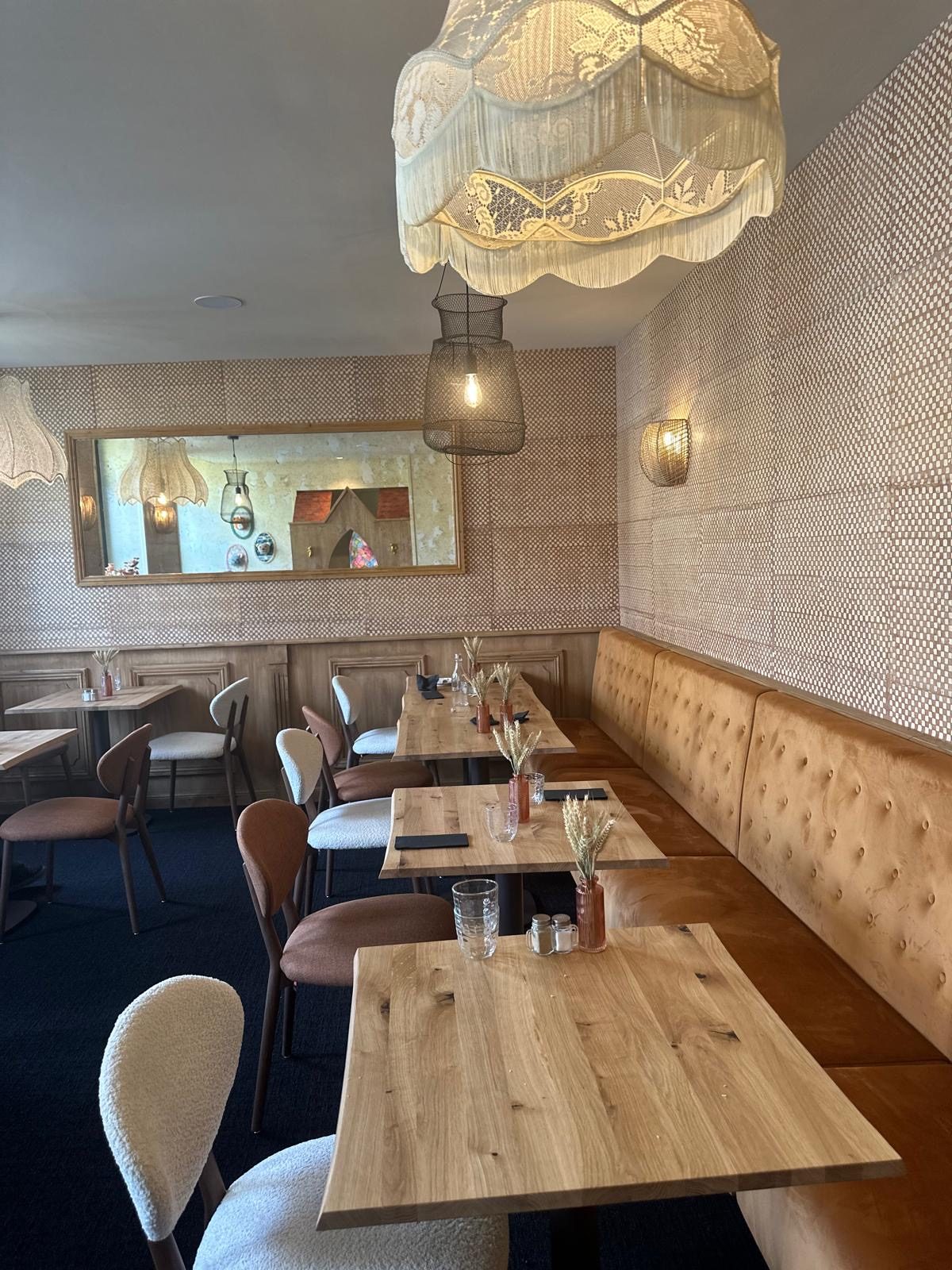 Salle de restaurant, banquette et murs à motifs