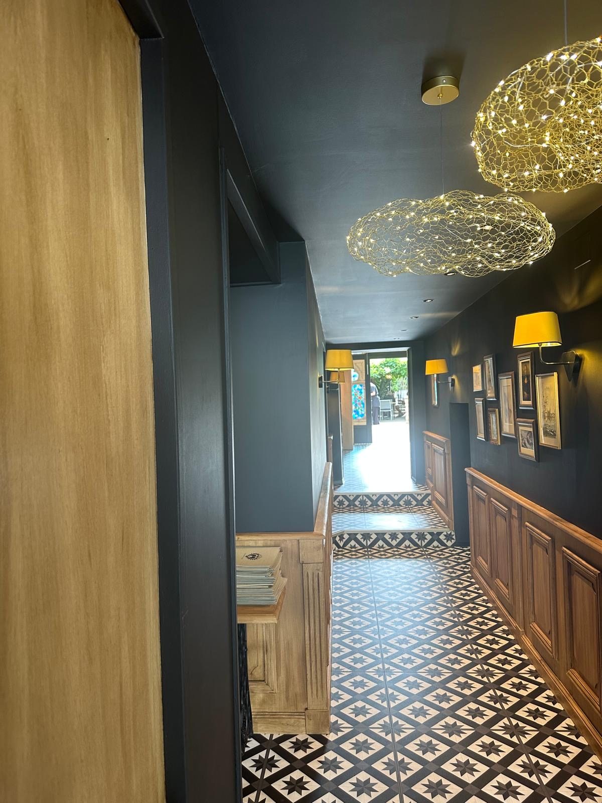 Couloir aux carreaux de ciment