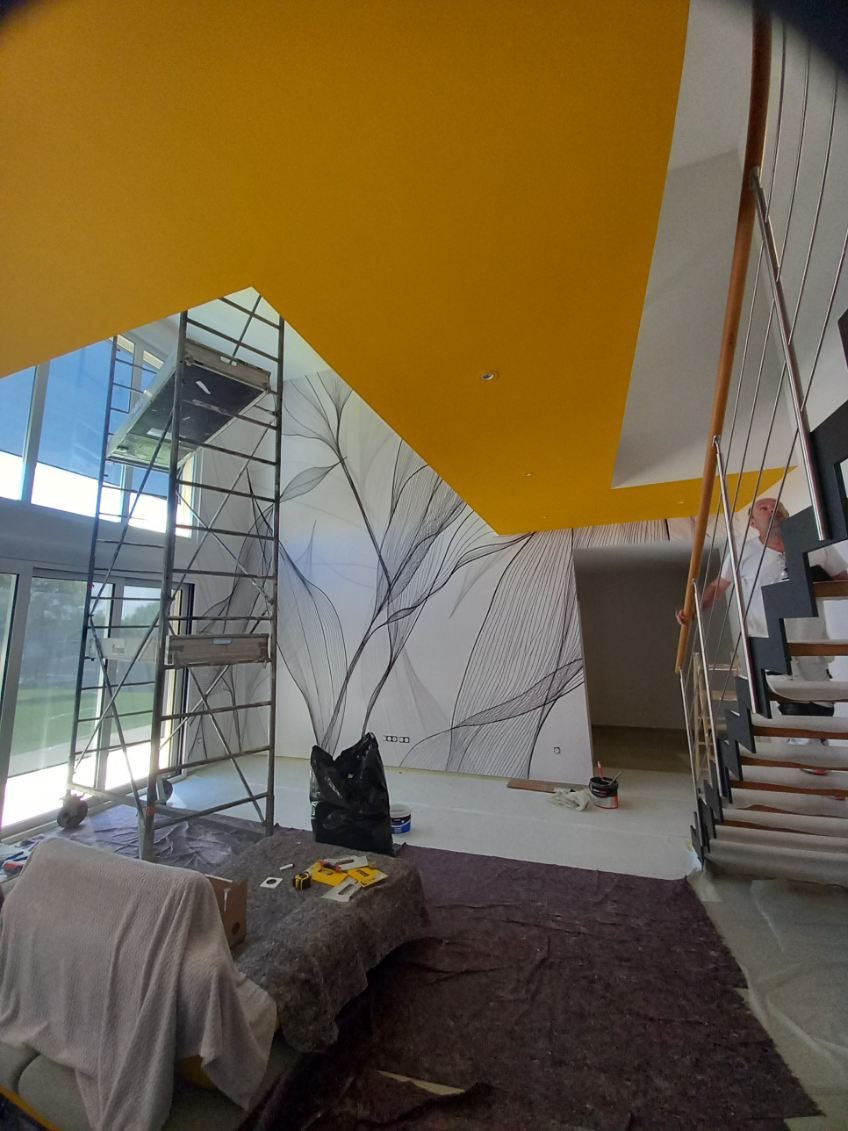 Cage d'escalier en chantier, plafond jaune