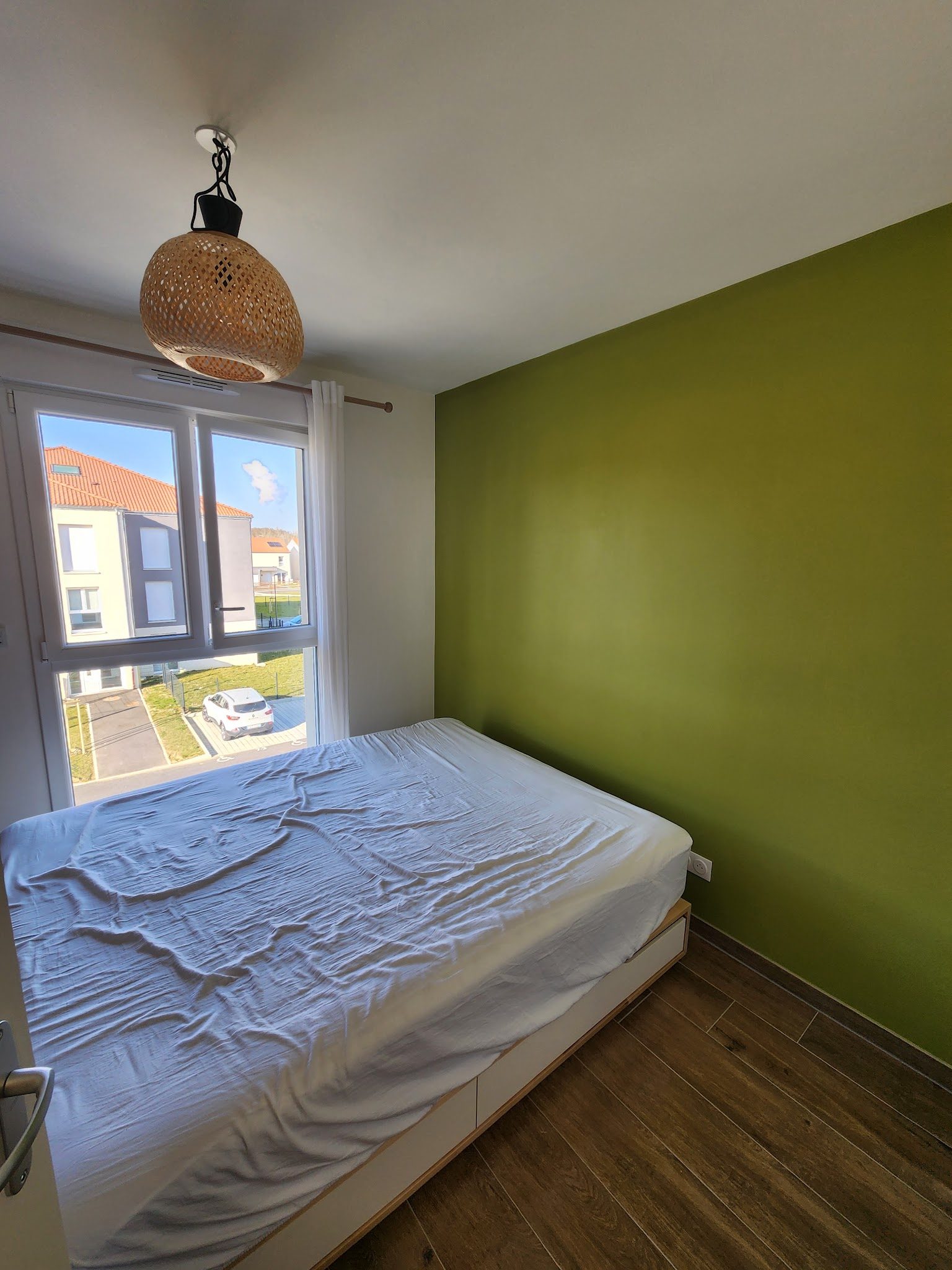 Chambre au mur vert franc