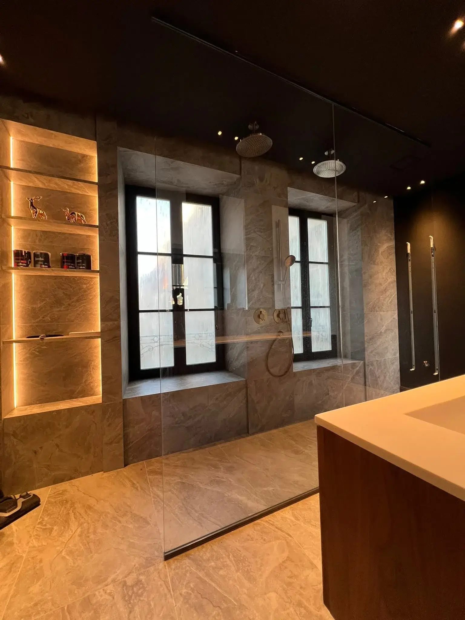 Salle de bains en pierre claire, niches éclairées